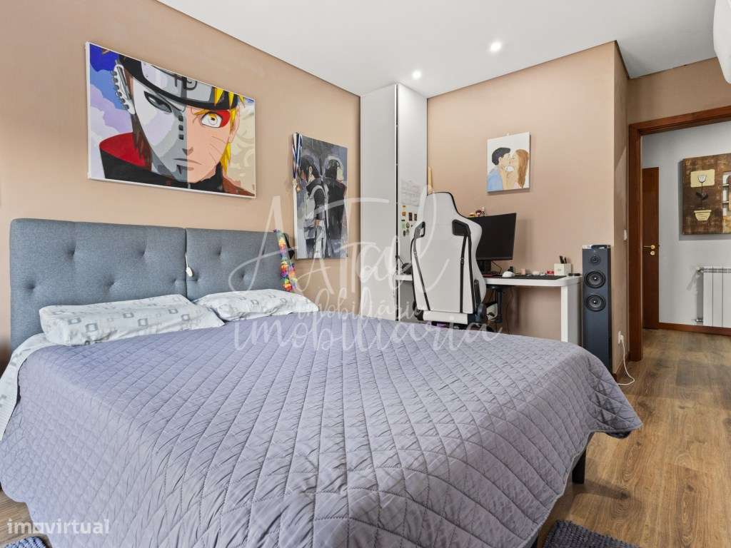Duplex T5 no centro de Ponte de Lima com terraço panorâmico e 2 gar...-9