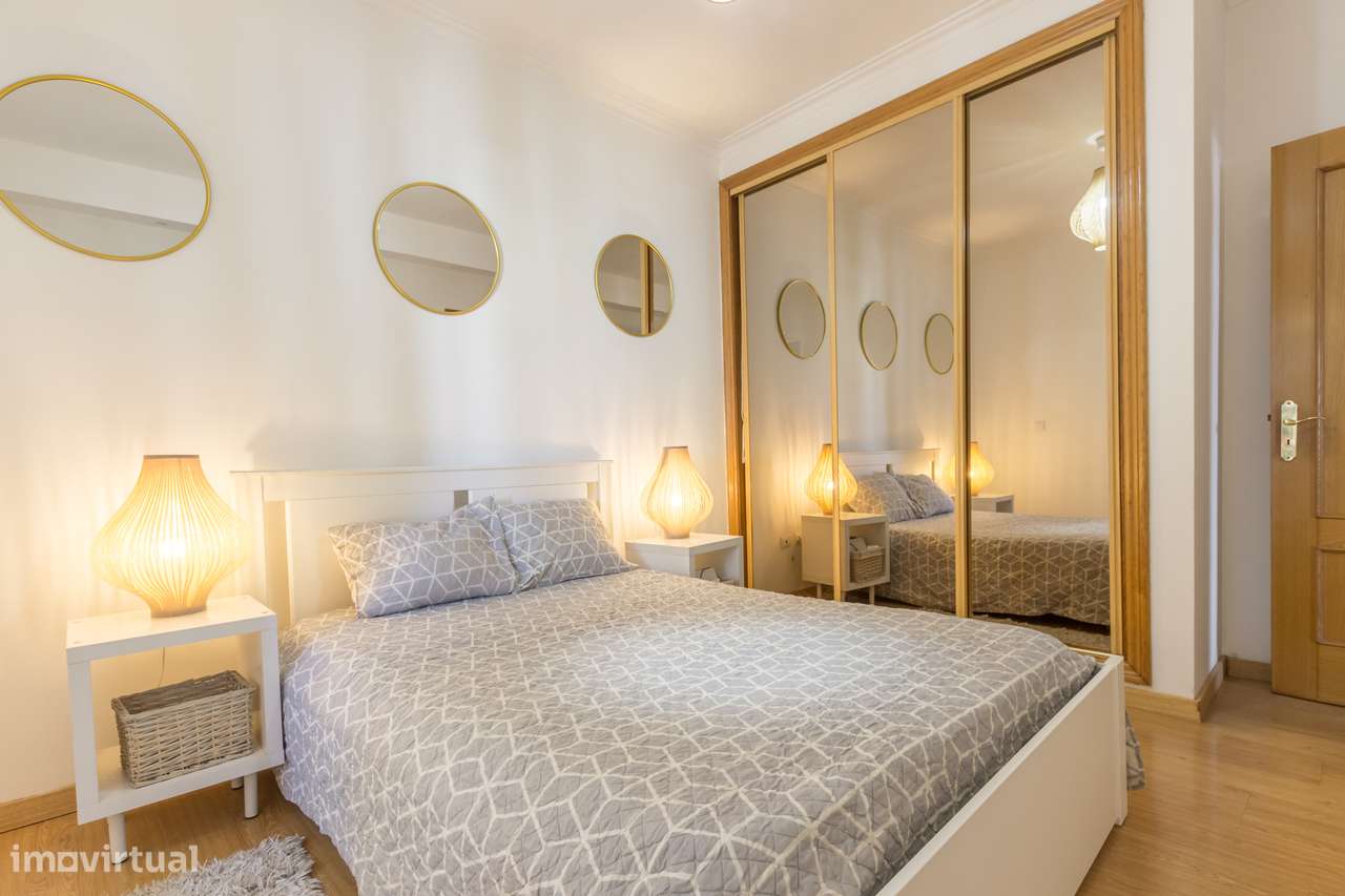 Moradia geminada T3 na Quinta do Conde com piscina, garagem e jardim-18