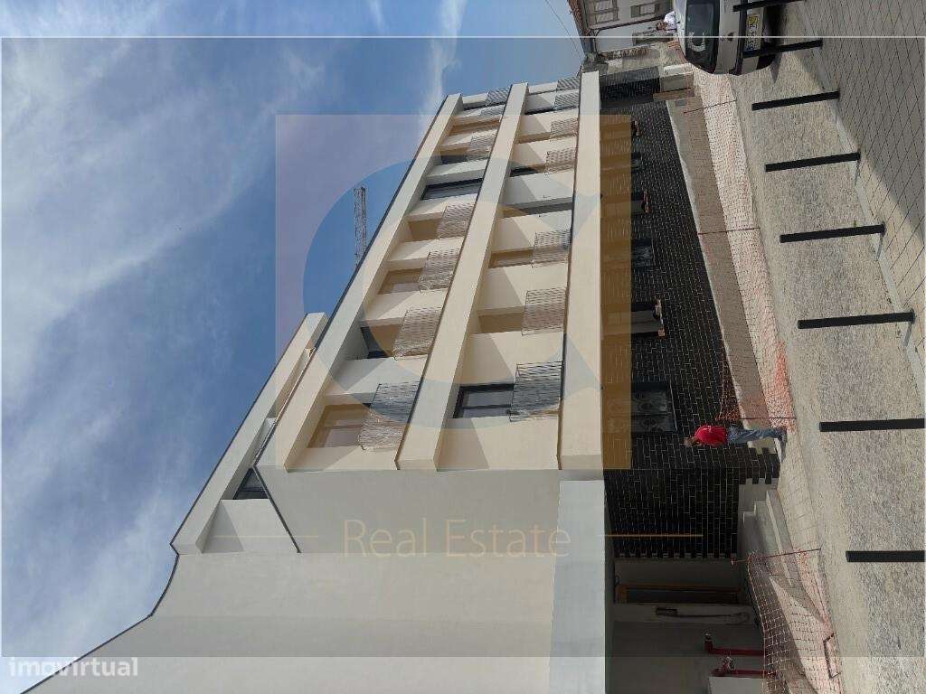 LOCALIZAÇÃO PRIVILEGIADA junto ao Hospital de São João - Escrituras a-0