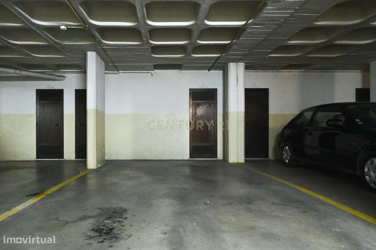 Apartamento Renovado em Cascais com Terraço e Garagem-26