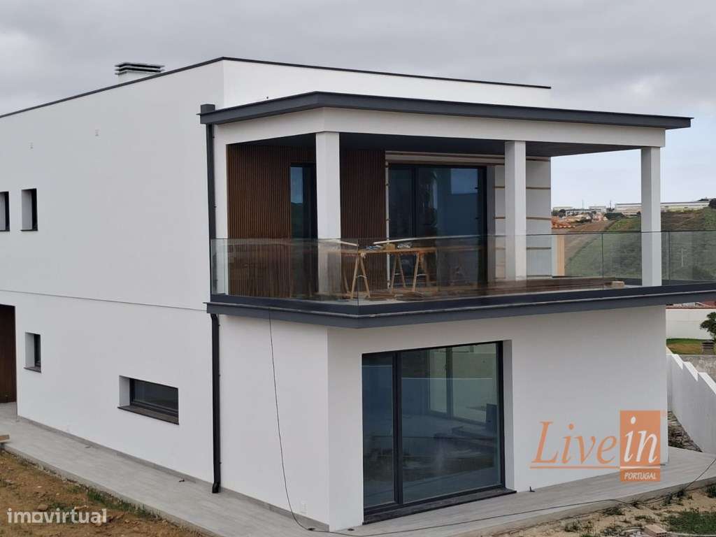Moradia T5 Nova com 300 m² na Zona de São Pedro da Cadeira - Grande imagem: 1/47