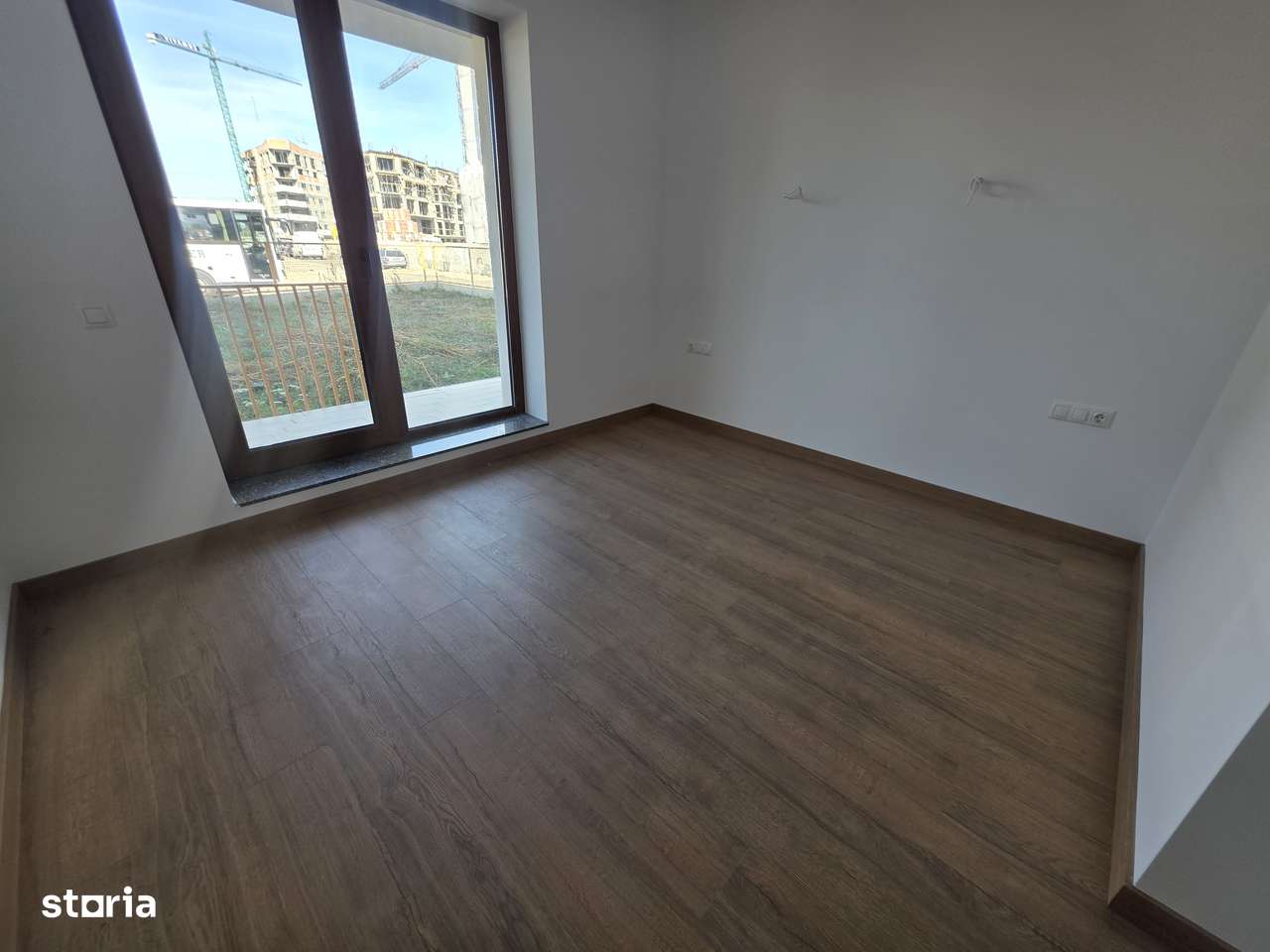 Vand apartament 2 camere cu gradina generoasa 190 mp zona Tractorul-8