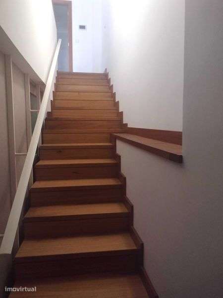 T2  Equipado na rua de Camões , próximo do metro de Faria Guimarães - Grande imagem: 5/10