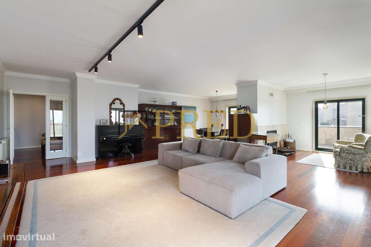 Apartamento T5, inserido no condomínio fechado 'Edifício Plaza'-5