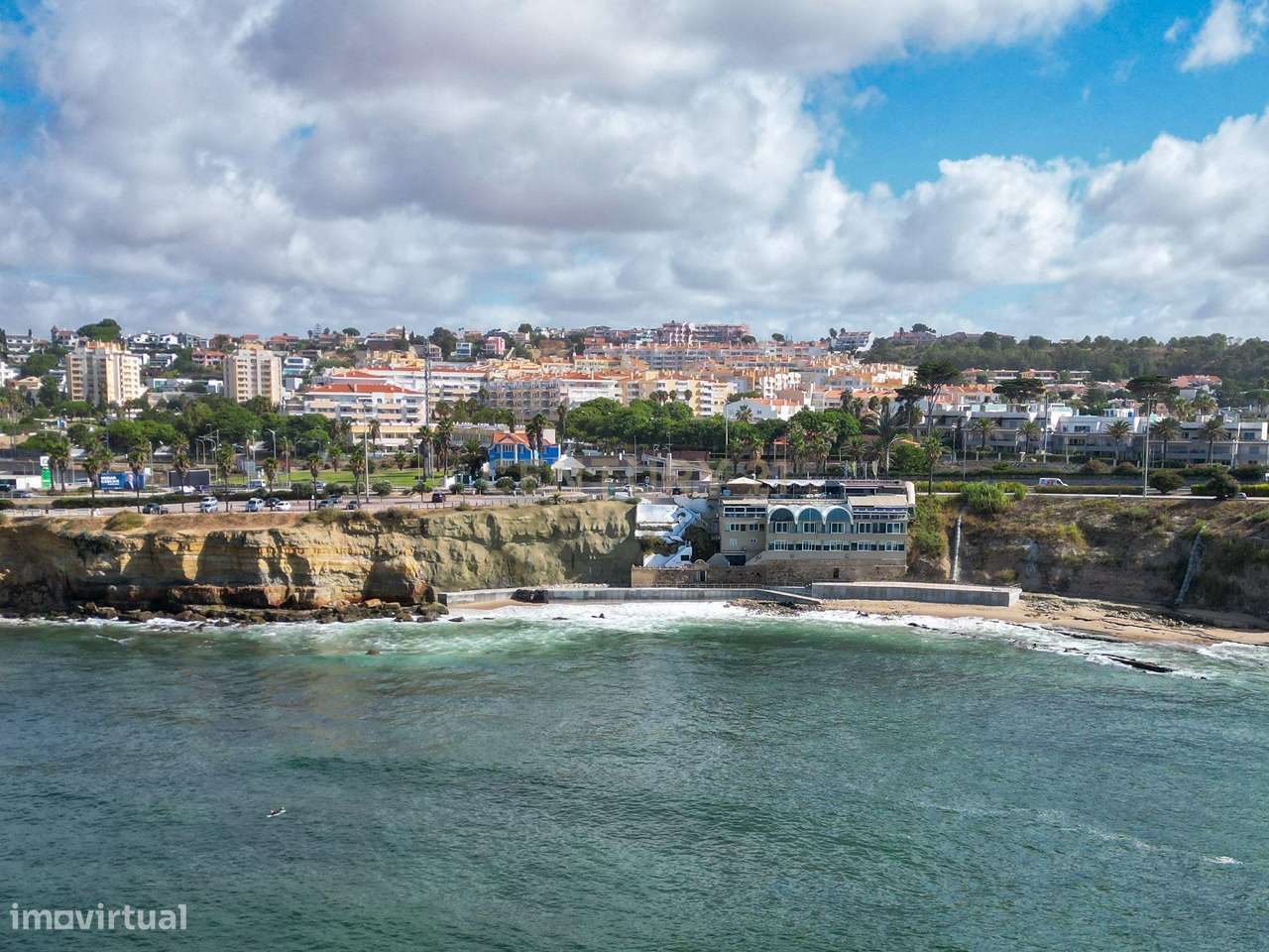 Moradia para remodelação total em Parede com Vista Panorâmica para o M-8