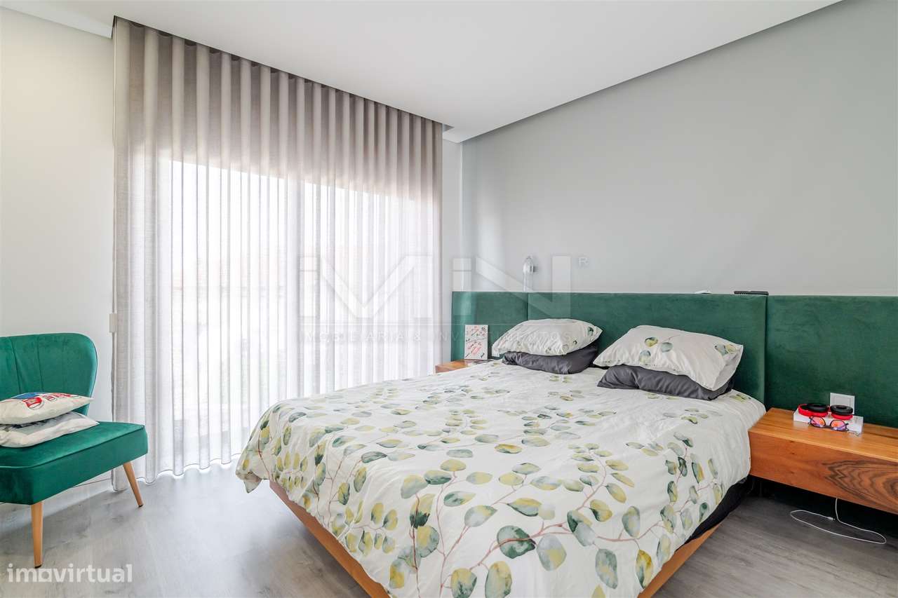 Moradia T4 de 4 Frentes: Elegância e Versatilidade a 2km do Freixo-11