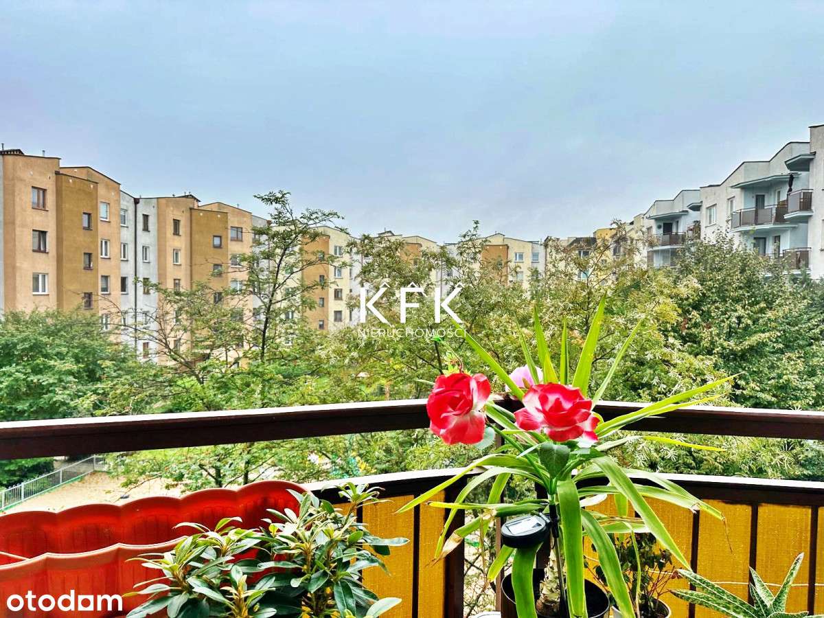 Trzy niezależne pokoje Blok Cegła Balkon Film-4