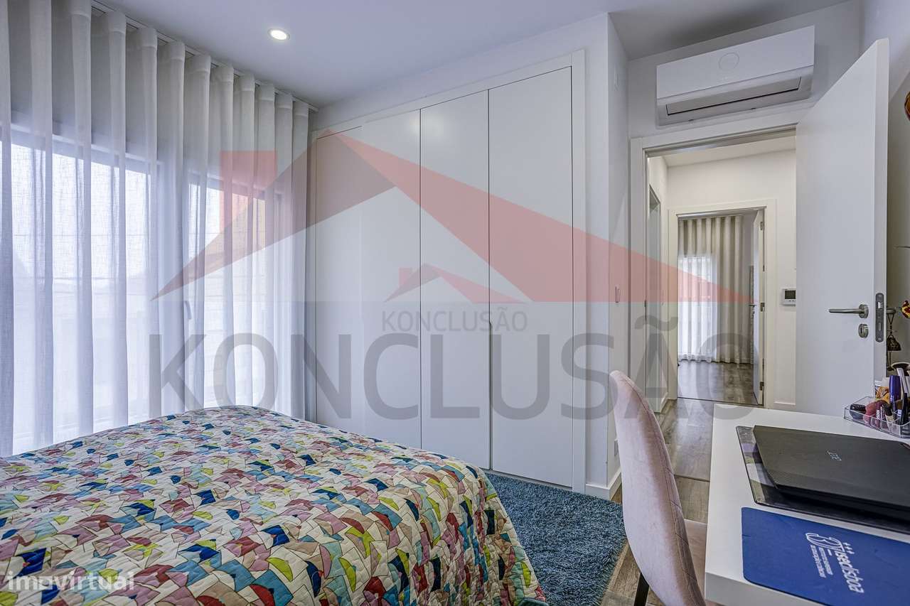 Moradia T4 de arquitetura moderna, estado de nova.-18