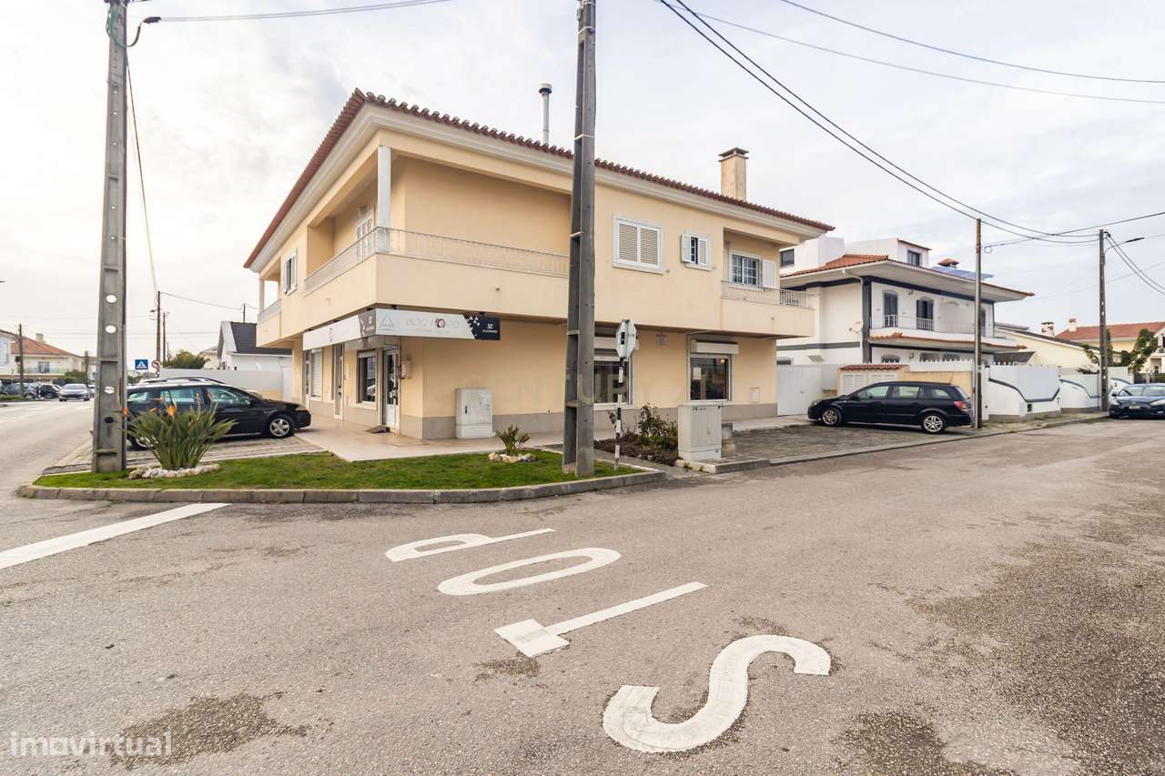 Loja em Fernão Ferro | Potencial para Comércio ou Conversão em Habitaç - Grande imagem: 2/31