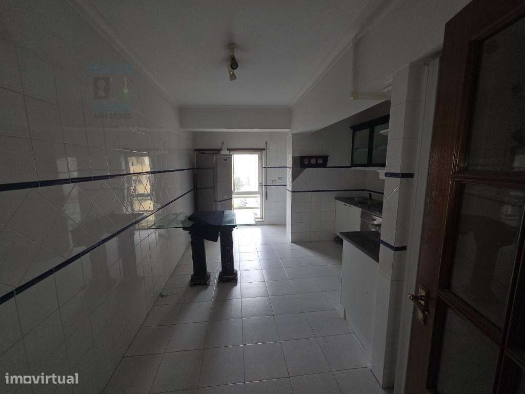 T3 no Centro do Carregado com 3 Varandas e Imenso Potencial - Grande imagem: 3/40