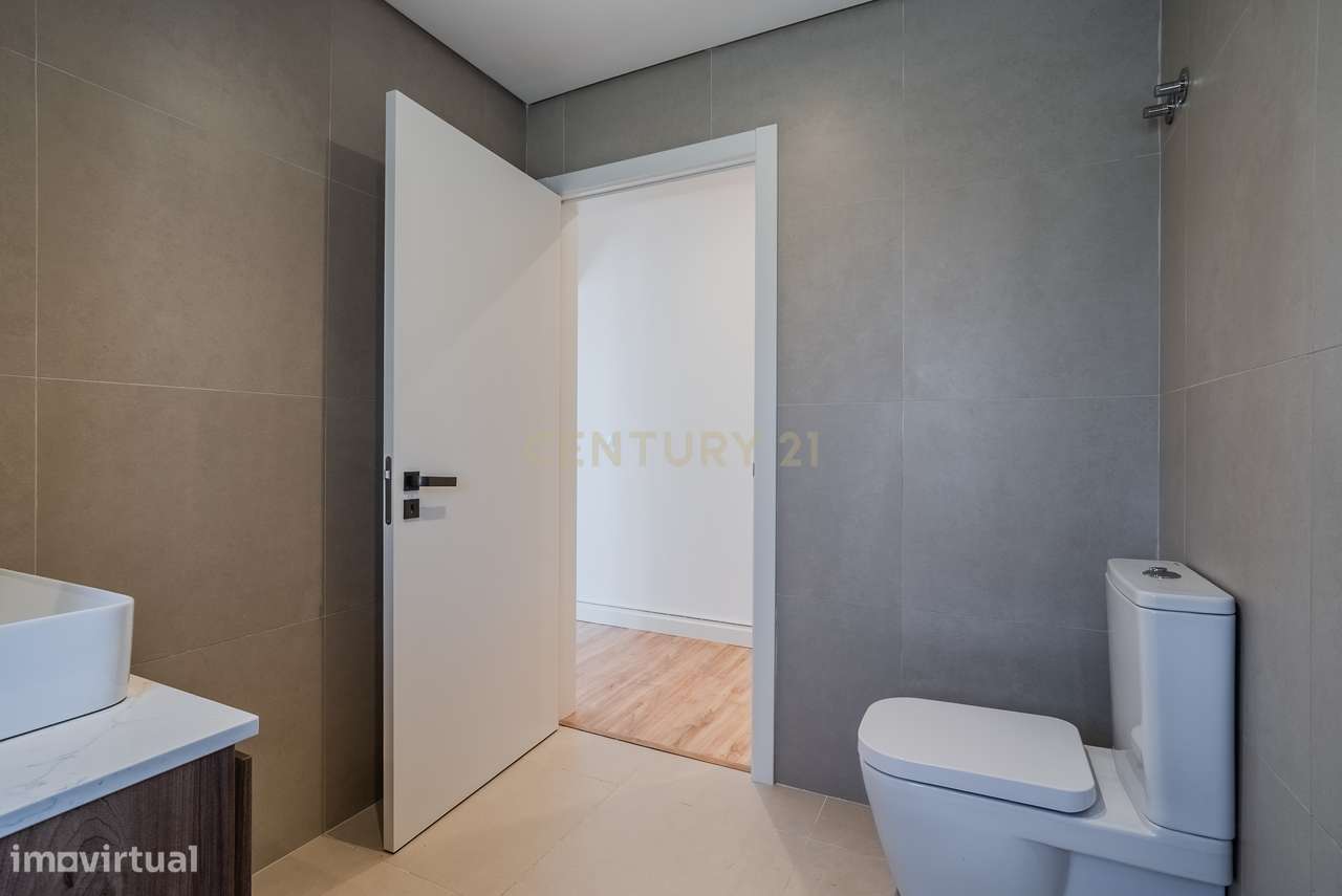 Moradia Térrea T4 totalmente renovada, com piscina, espaço exterior e-26