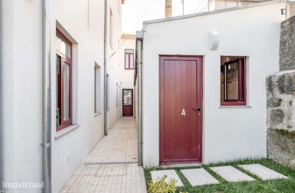 Quarto - localizado em Lordelo do Ouro Porto - Grande imagem: 2/7