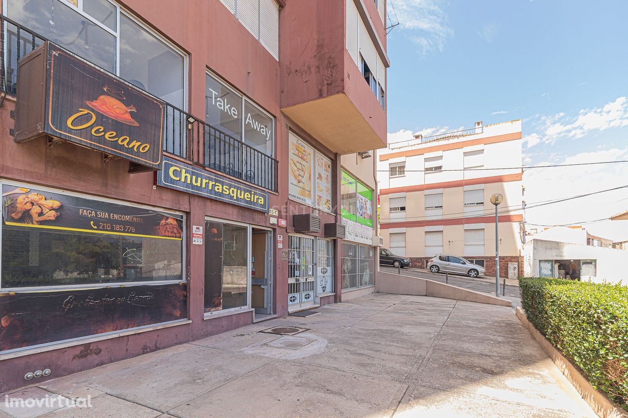 Restaurante/churrasqueira, na Rua Alameda Salgueiro Maia, em Santo Ant