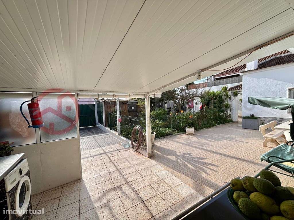 Moradia T2 com anexo, zona de lazer, na Charneca da Caparica-10