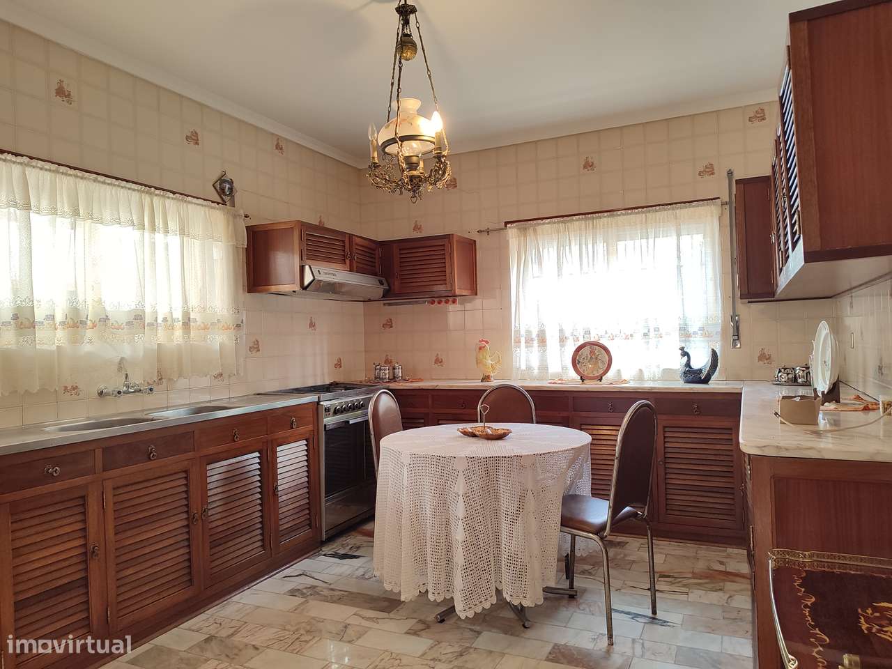 Moradia térrea com 4 frentes, garagem, anexos, jardim e bons acessos-33