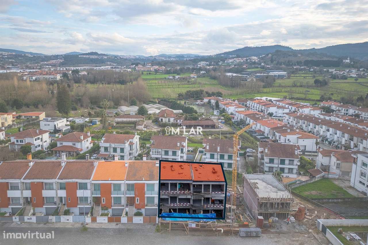Moradia T3+1,  de gaveto, em Merelim S. Pedro – Braga-8