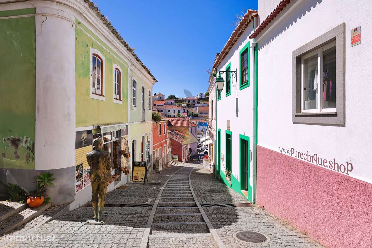 Edifício com Loja e Habitação, Charme, Investimento e Rendimento  no C-32