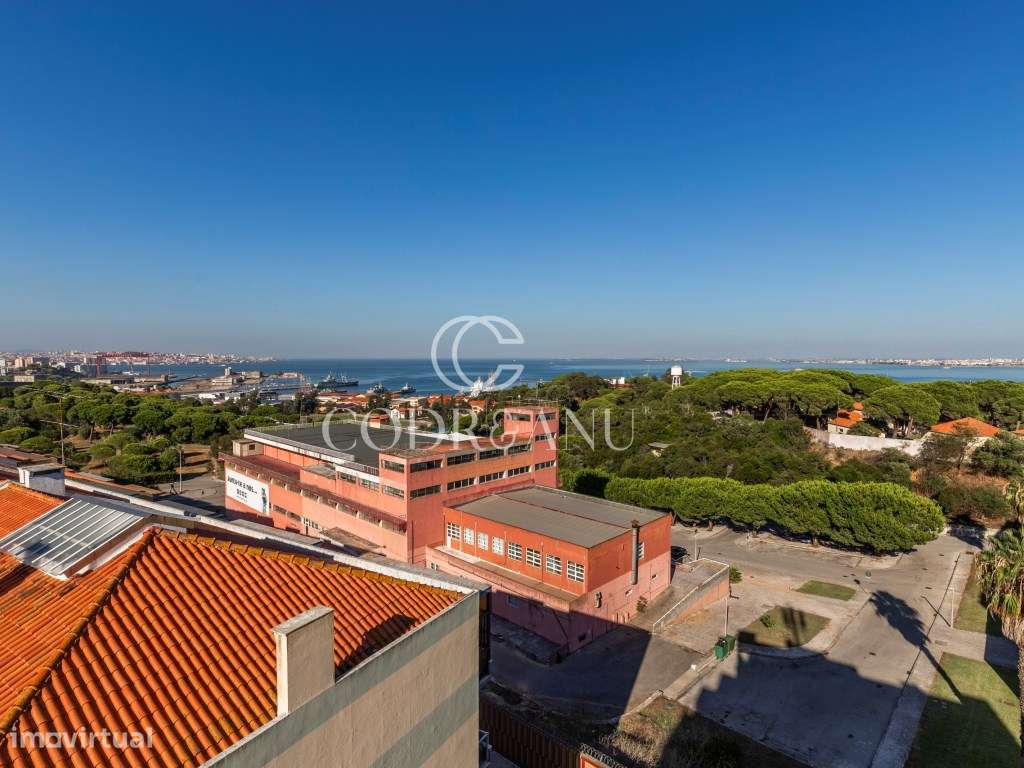T2 Remodelado em Almada com Vista Rio e Lisboa-19