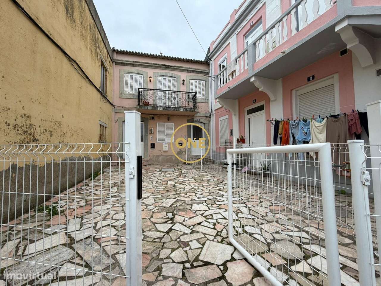 OPORTUNIDADE ! Moradia  Amora com 2 pisos e logradouro - Grande imagem: 2/31