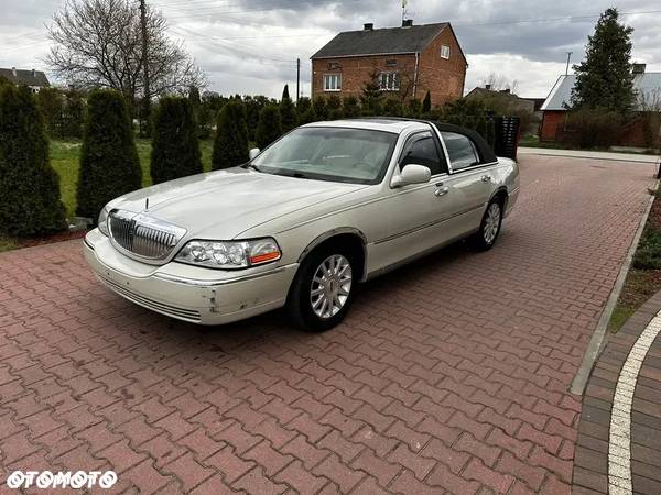 Lincoln Town Car - 3