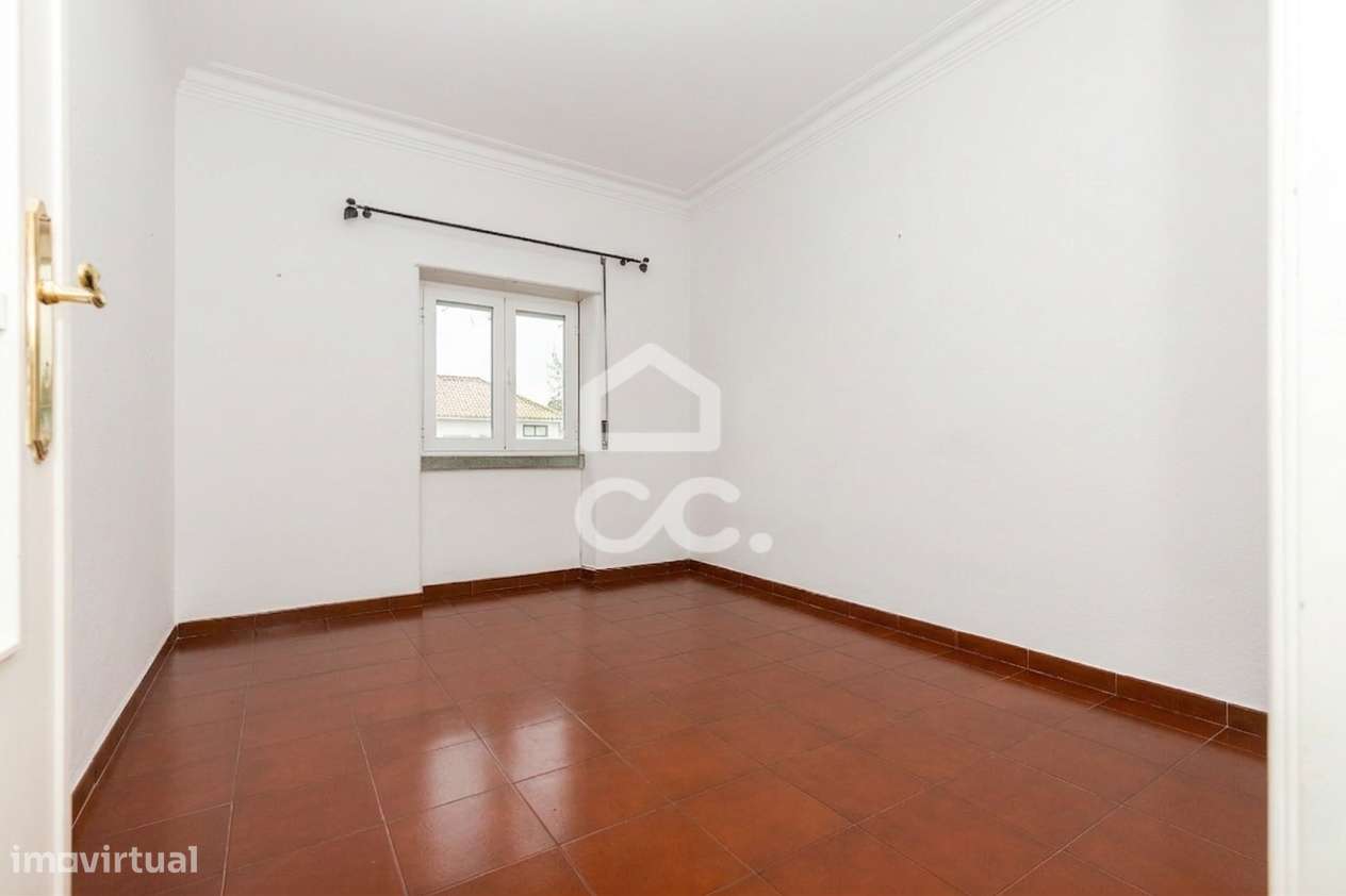 Apartamento de 1º andar c/ Varanda e Estacionamento para Arrendamento - Grande imagem: 3/19