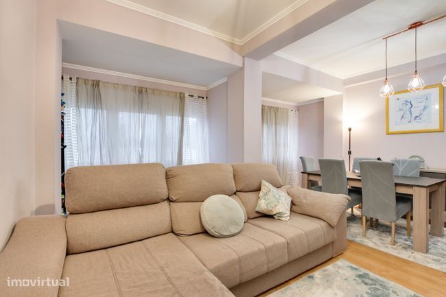 Excelente apartamento, renovado, T2 situado na Venteira, Amadora.