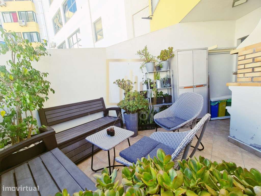 Apartamento T3 com Terraço e 3 WC, em Lagoa.-24