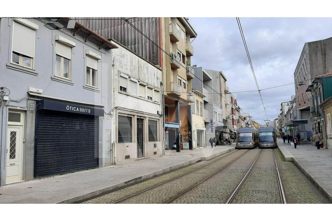 Prédio com habitação e loja na Rua Brito Capelo (Matosinhos)