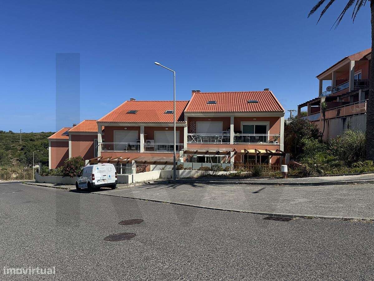T1 junto à Praia de São Julião | 70 m2 + 42 m2 de pátio | Garagem para-20