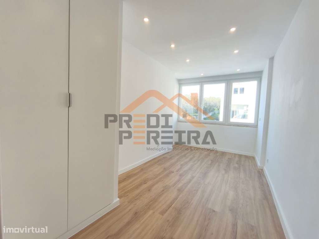 Situado em Camarate, T3 com duas varandas. - Grande imagem: 5/19