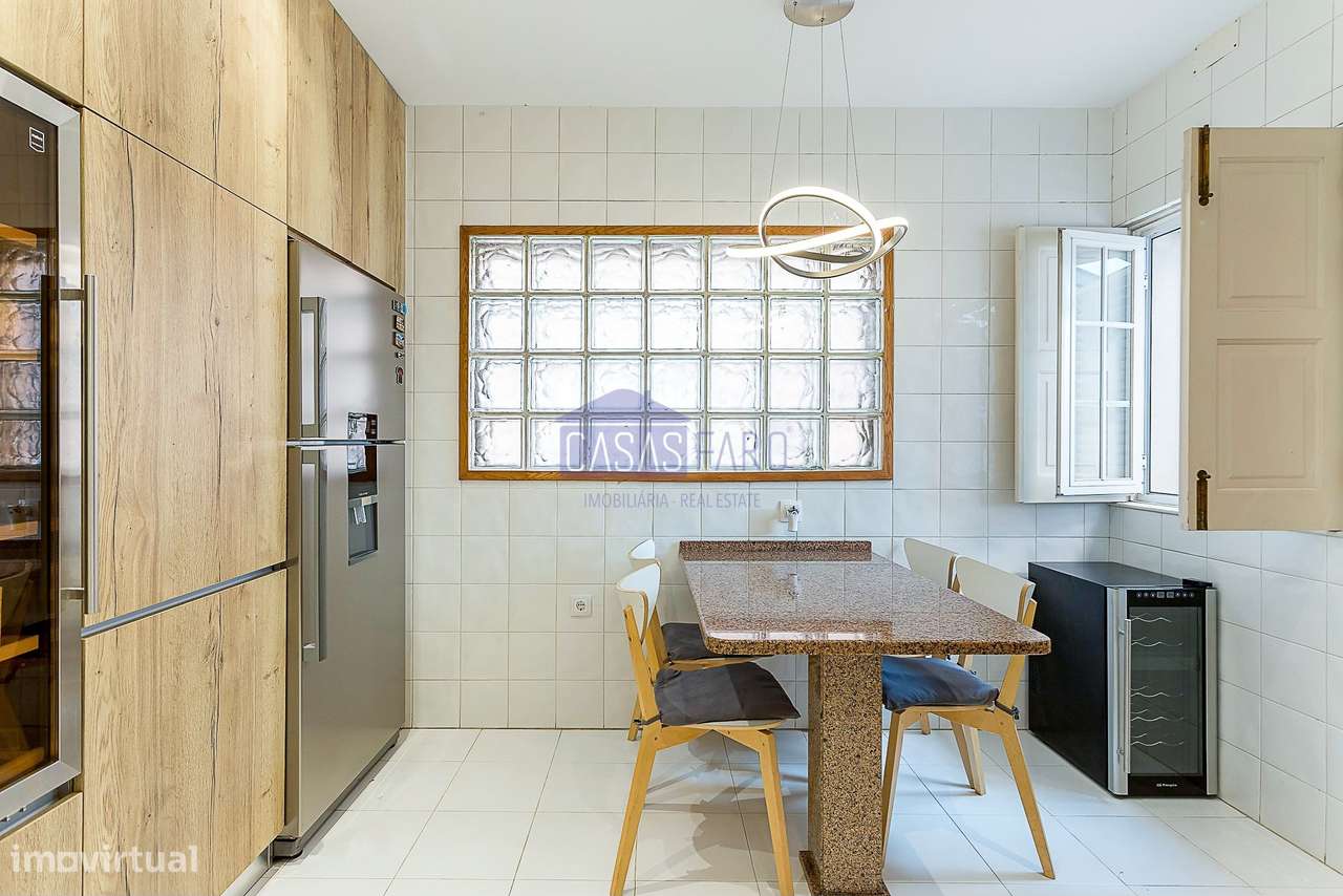 Imponente Moradia V3 de 3 pisos na zona da Avenida 5 de Outubro em Far-14