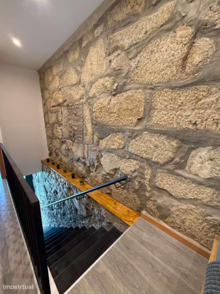 Quarto - localizado em Santa Marinha Porto - Grande imagem: 3/7