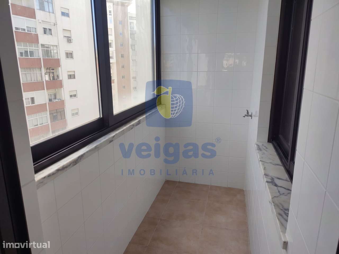 Apartamento T3 remodelado com terraço panorâmico, garagem e elevador,-8