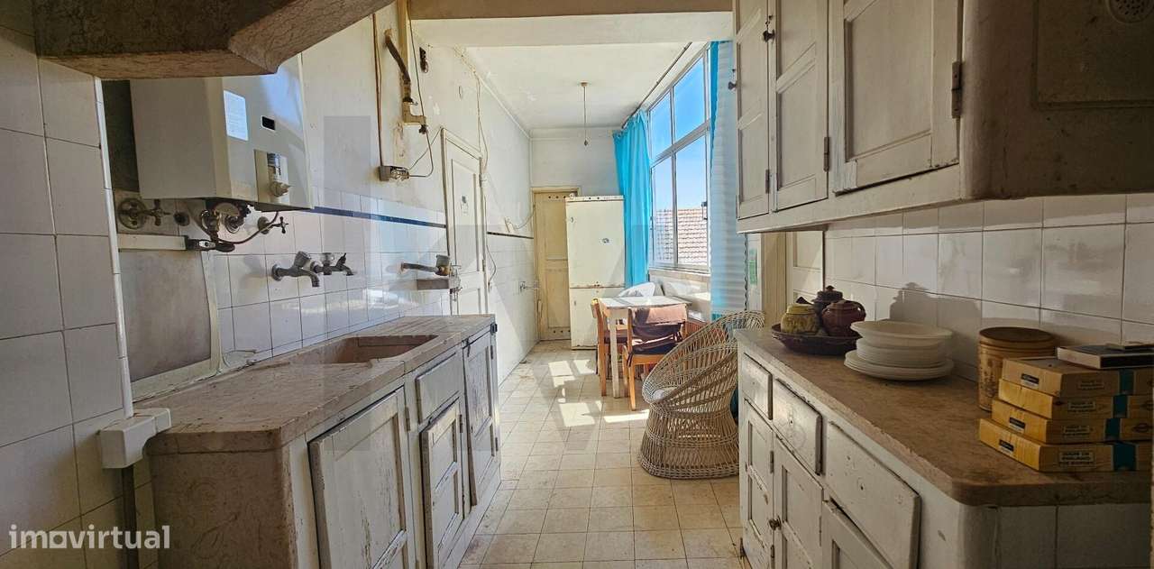 Apartamento com 5 divisões, 118m2 de área em prédio dos anos 50 com el - Grande imagem: 3/33