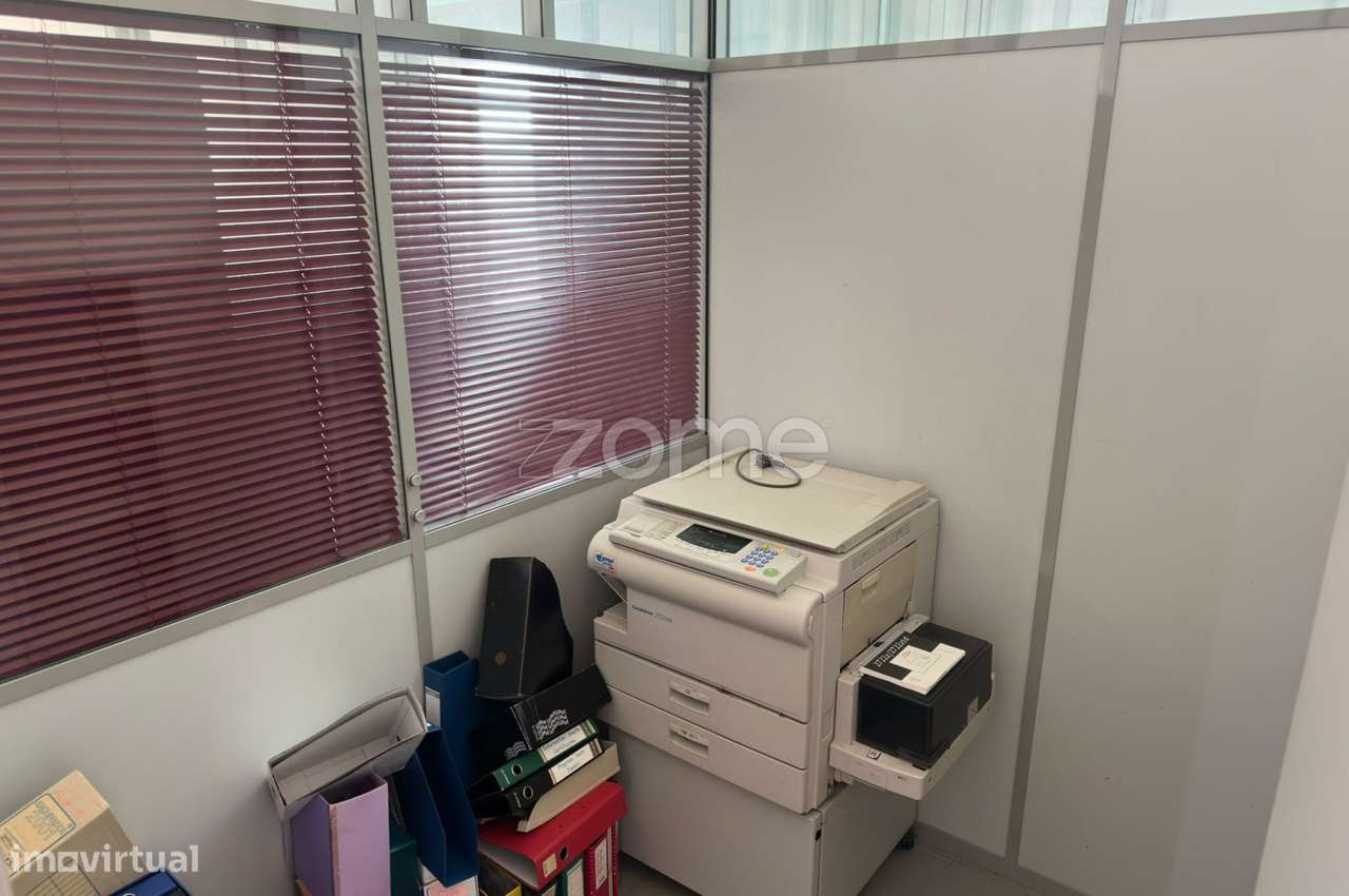 Loja de 108 m² com Potencial de Conversão em T3 – Santana, Sesimbra...-1