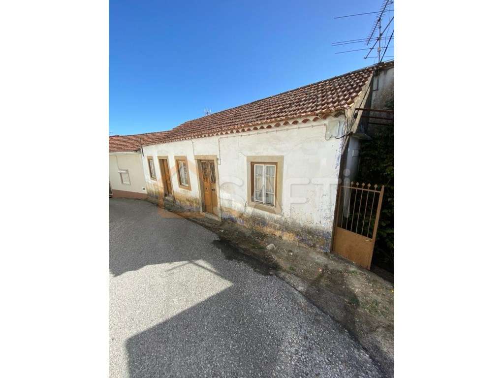 Moradia dupla para recuperar em Torre, Casais da Alviobeira, Tomar - Grande imagem: 5/15