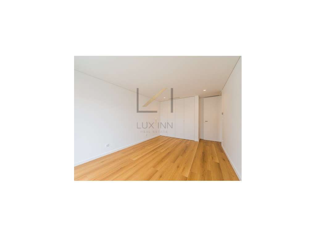 Moradia de Luxo T4 , São Pedro Do Estoril, com Piscina e Garagem-47