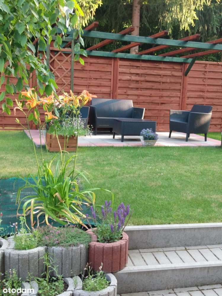 Piękny dom w otoczeniu zieleni na dużej działce.-15