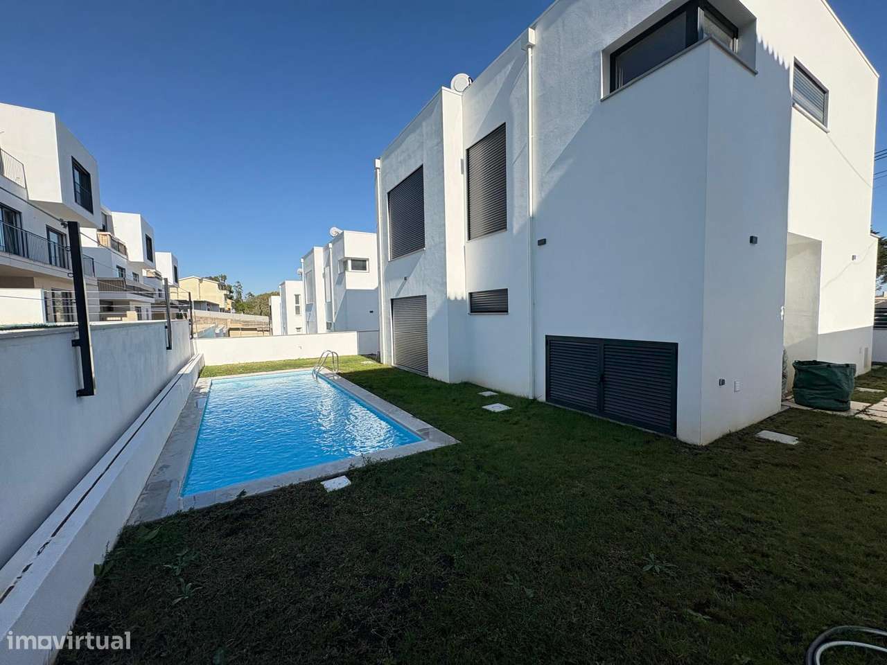 Moradias T3 com jardim e piscina em Sintra parqueamento para 2 carros - Grande imagem: 3/13