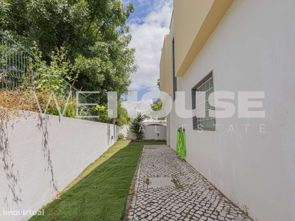 Moradia T4 com 2 pisos, jardim e garagem em Santo António da Charne... - Grande imagem: 4/41