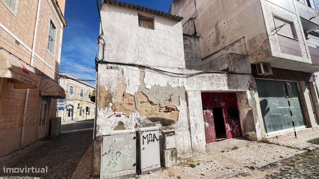 Pizzaria e Habitação no 1º andar no Centro do Montijo - Para renovar-9