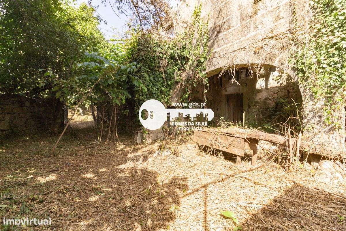 Ruínas em Esporões com terreno de 6.611m2 em área de construção-9