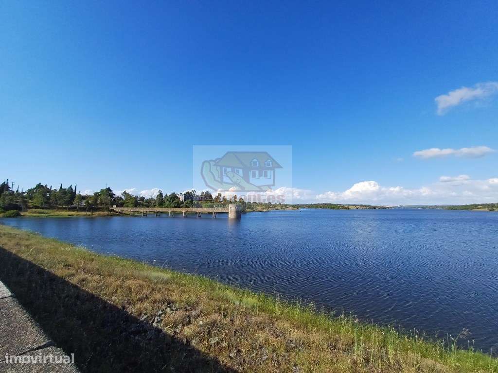 Moradia térrea com pátio e terraço-17