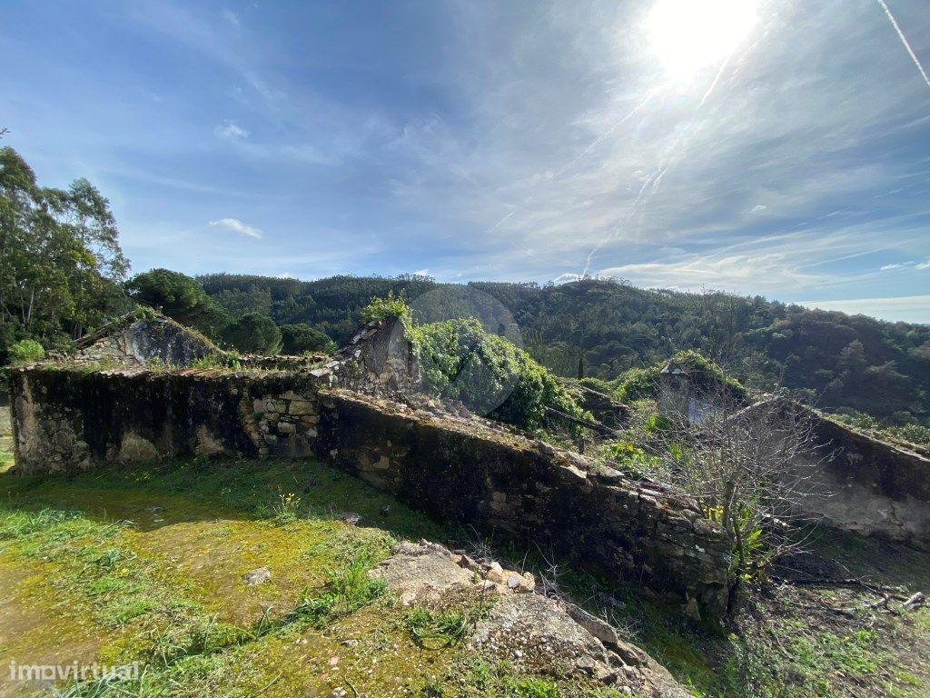 Terreno deslumbrante com ruínas