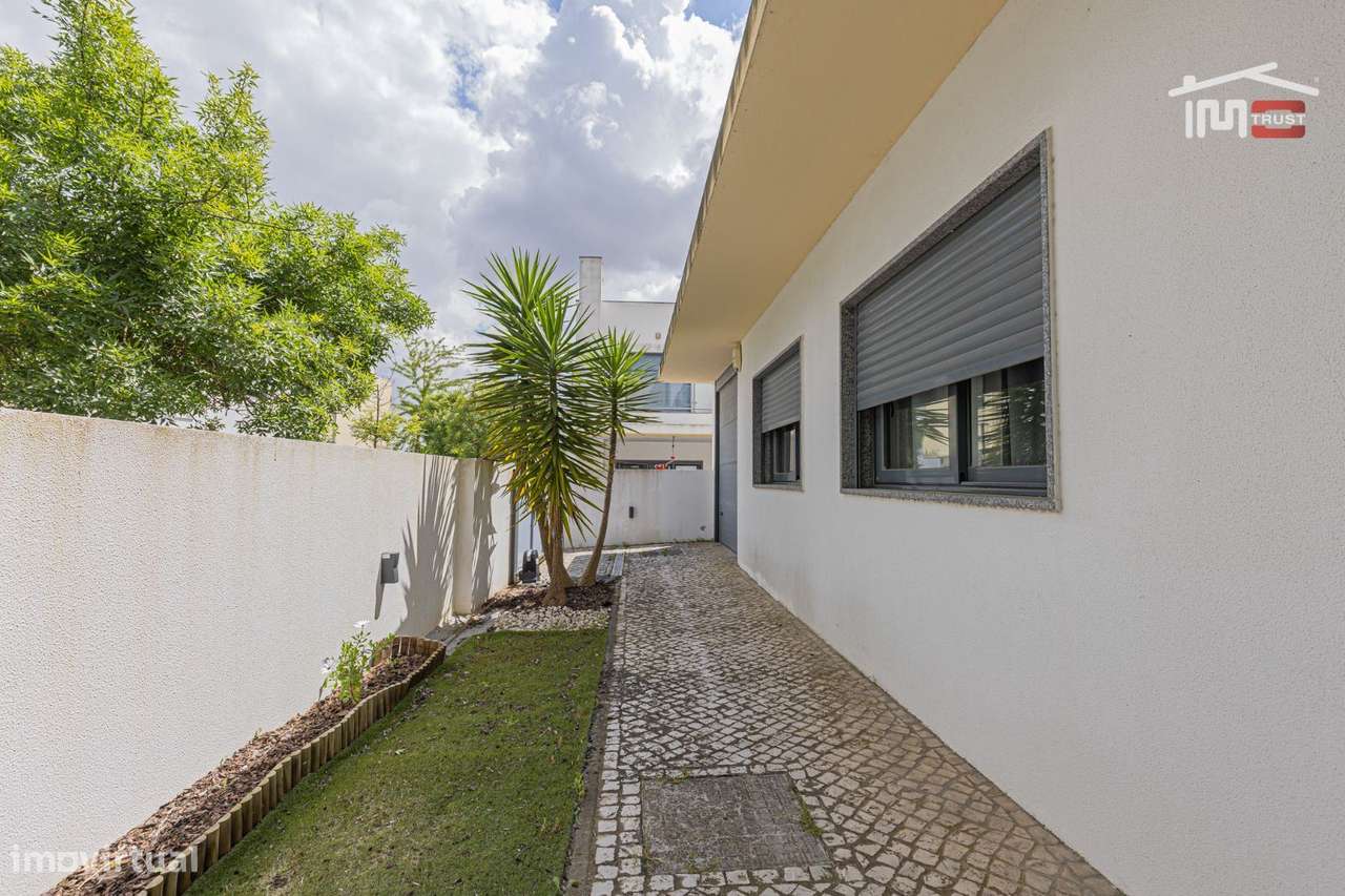 Moradia T4 com Suite, Garagem e Churrasqueira em Santo António da C...-37