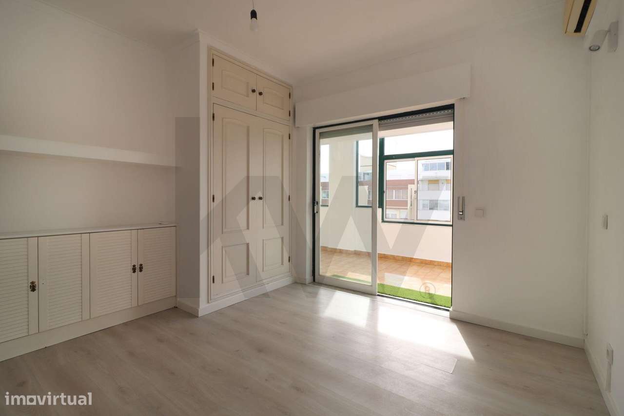 Apartamento T2 exclusivo no último piso do Edifício Royal com terraço-12