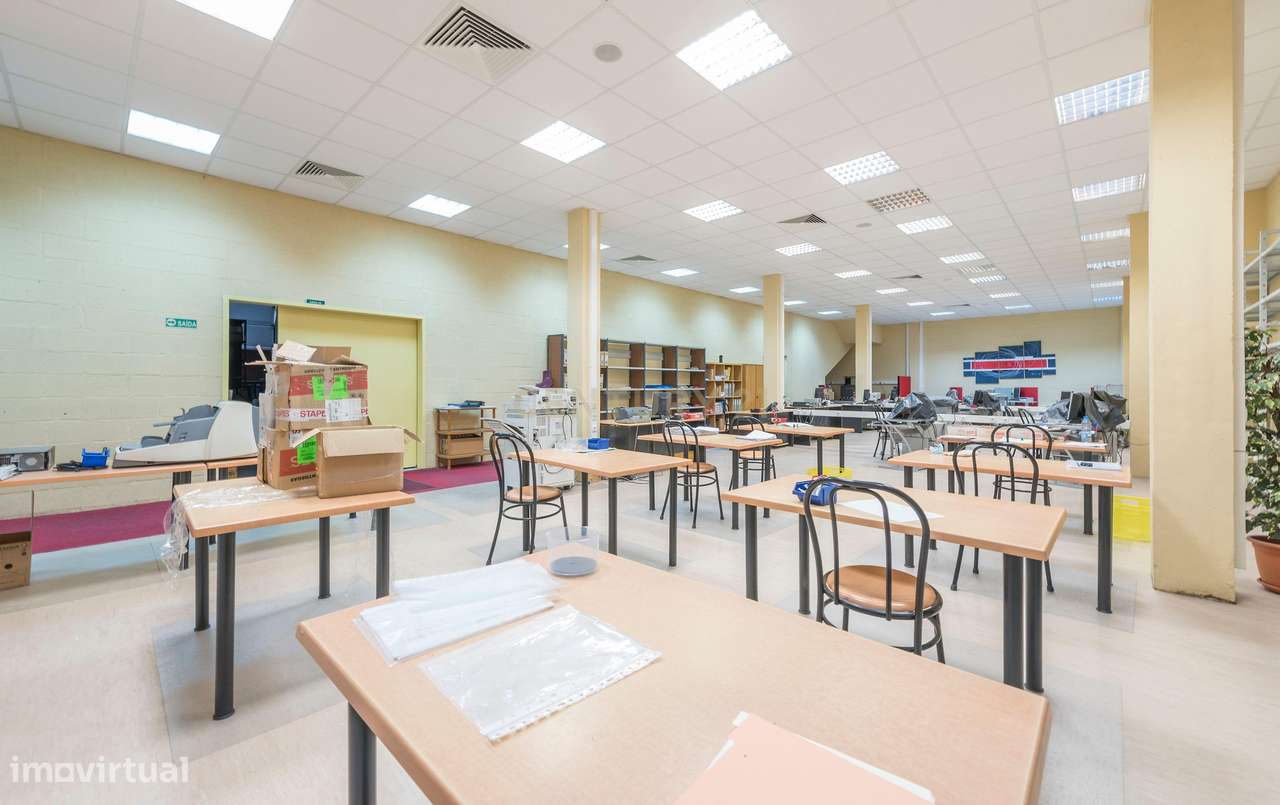 Armazém com Escritórios para Venda – 776 m² | Parque Empresarial em Si-19