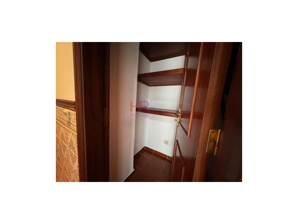 Vende-se T3 totalmente mobilado com três aparcamentos privativos.-11