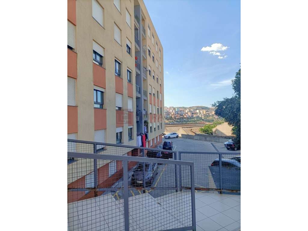 Vende-se Excelente T3 na Pontinha com 2 Lugares de Parqueamento-34
