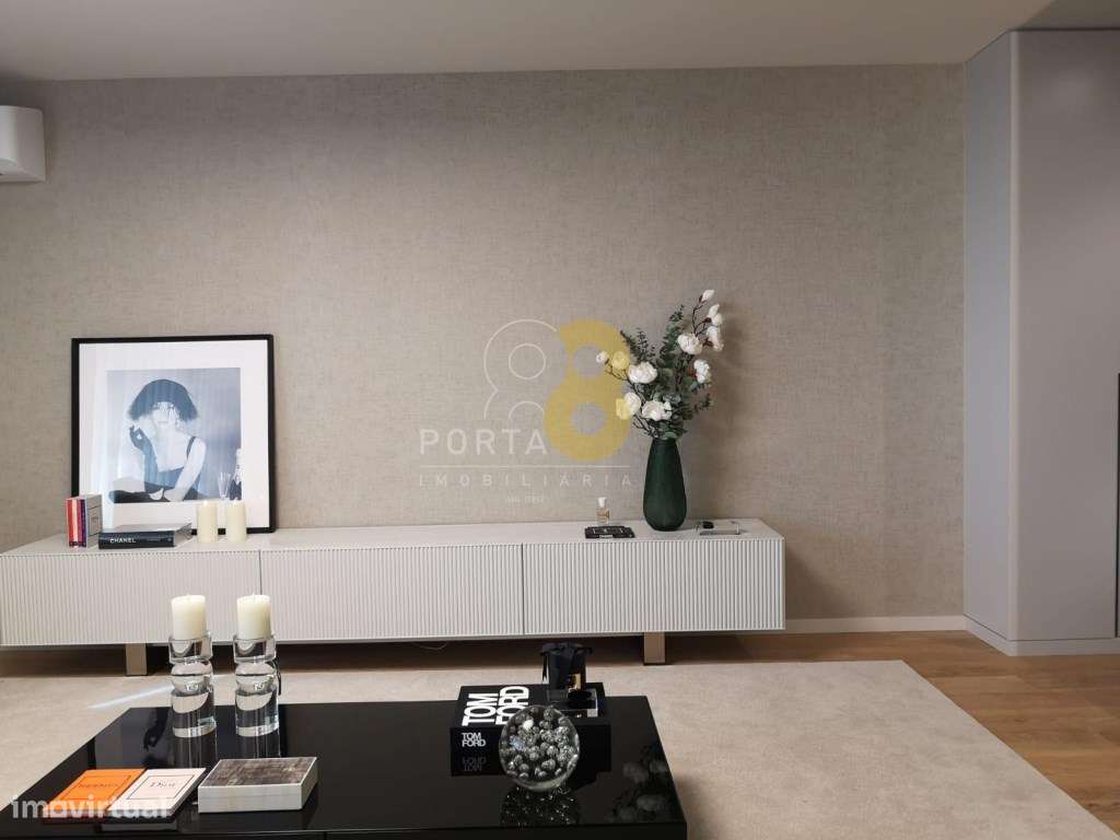 Apartamento T4, varandas, 2 lugares de estacionamento e arrumos - Grande imagem: 4/20